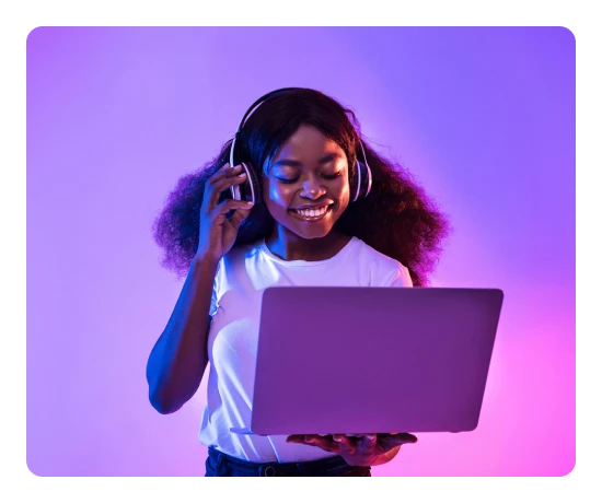 Rapariga com headphones e um computador portátil na mão